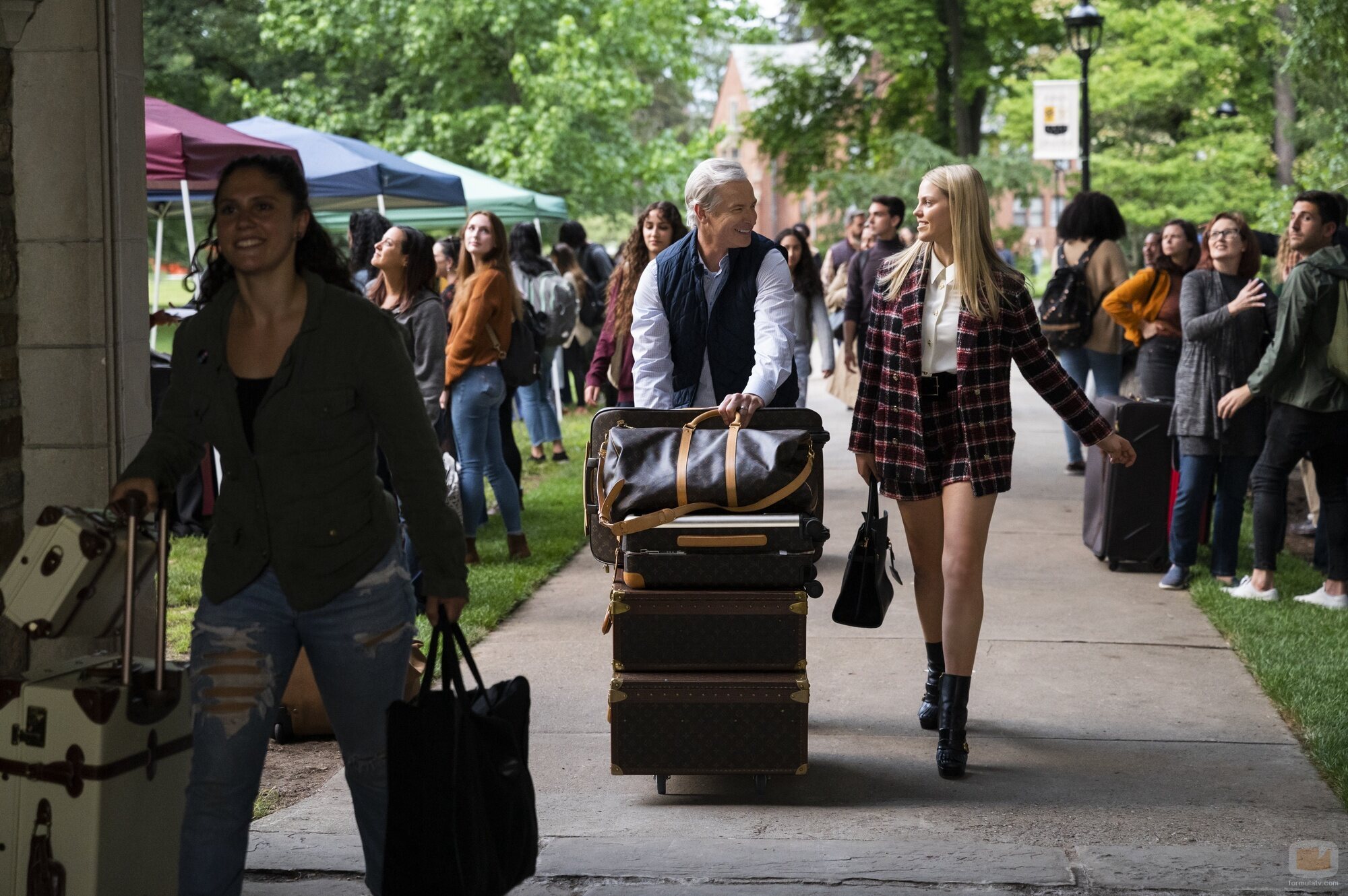 Rob Huebel y Reneé Rapp en 'Bienvenidos a la Universidad de Essex' de 'The Sex Lives of College Girls'