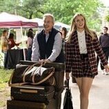 Rob Huebel y Reneé Rapp en el 1x01 de 'La vida sexual de las universitarias'