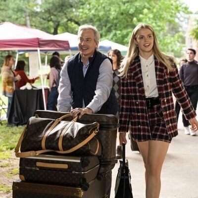 Rob Huebel y Reneé Rapp en el 1x01 de 'La vida sexual de las universitarias'