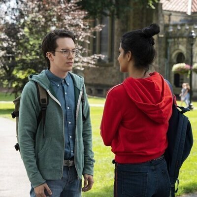 Still de Amrit Kaur y Mekki Leeper en el 1x01 de 'The Sex Lives of College Girls'