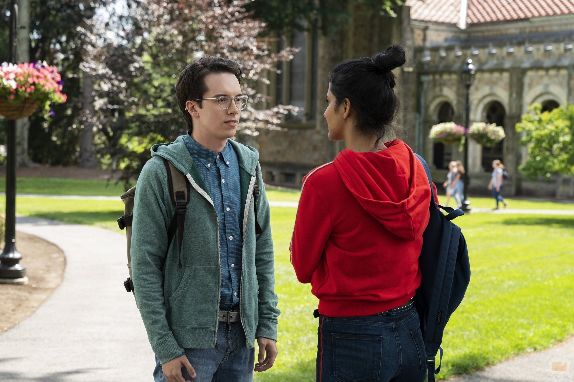 Still de Amrit Kaur y Mekki Leeper en el 1x01 de 'The Sex Lives of College Girls'