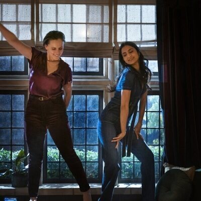 Pauline Chalamet y Amrit Kaur en 1x01 titulado 'Bienvenidos a la Universidad de Essex' de 'La vida sexual de las universitarias'
