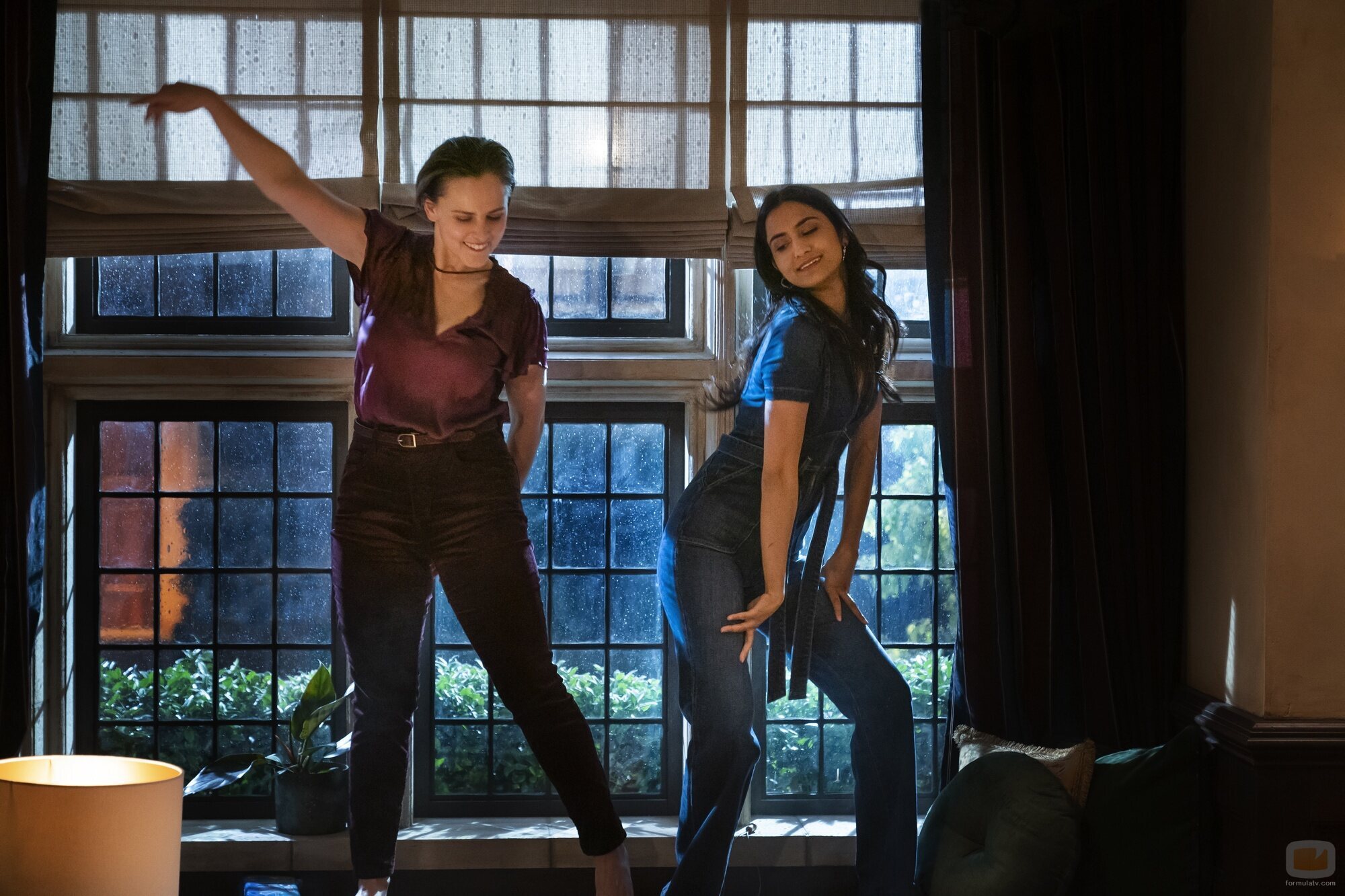Pauline Chalamet y Amrit Kaur en 1x01 titulado 'Bienvenidos a la Universidad de Essex' de 'La vida sexual de las universitarias'