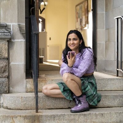 Amrit Kaur en 'Bienvenidos a la Universidad de Essex' de 'The Sex Lives of College Girls'