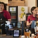 Pauline Chalamet y Ilia Isorelýs Paulino en el 1x01 de 'The Sex Lives of College Girls'