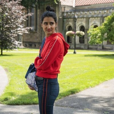 Amrit Kaur en el 1x01 de 'La vida sexual de las universitarias'