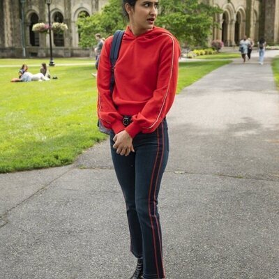Escena de Amrit Kaur en el 1x01 de 'La vida sexual de las universitarias'