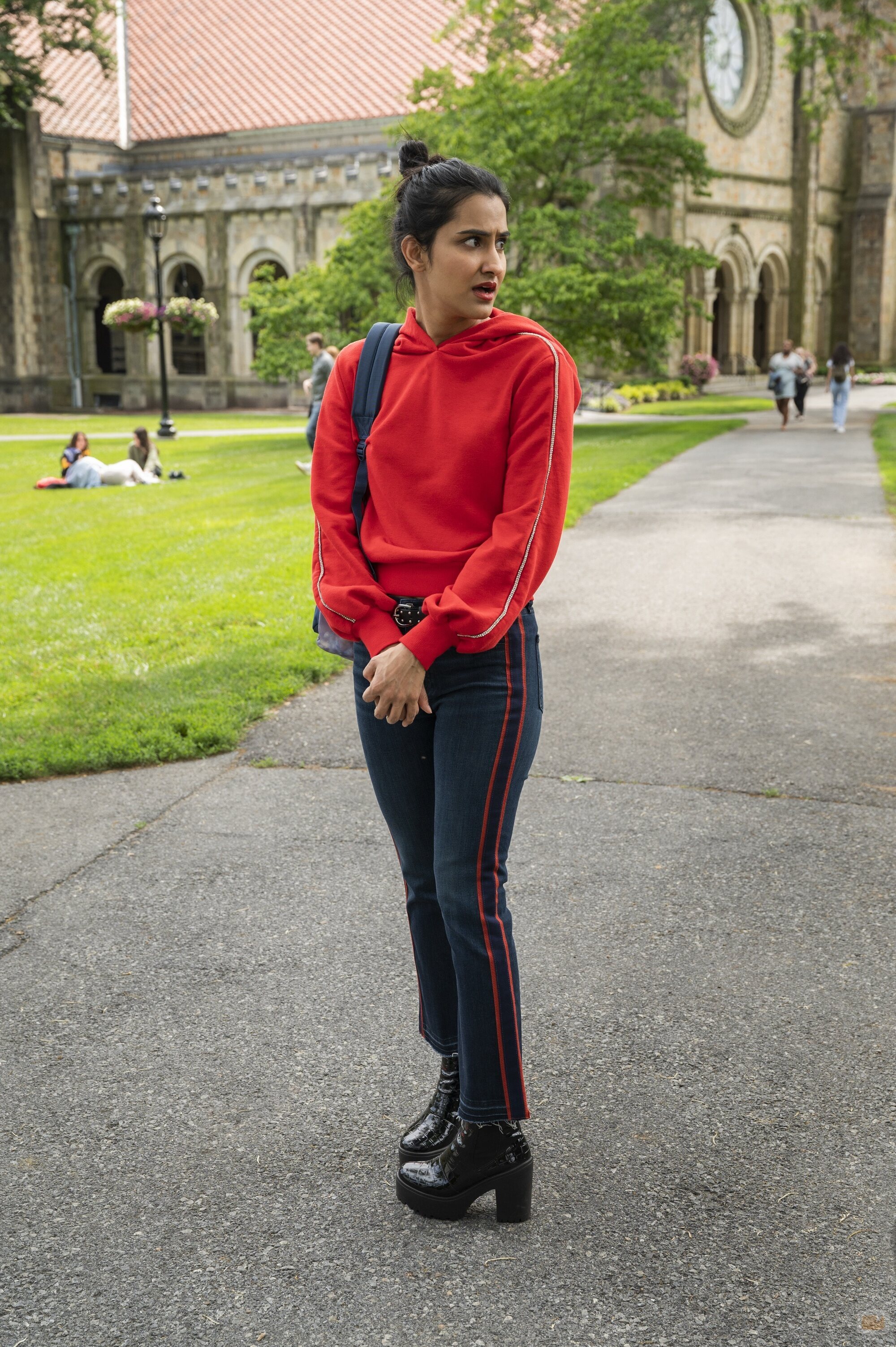 Escena de Amrit Kaur en el 1x01 de 'La vida sexual de las universitarias'