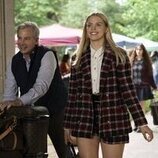 Rob Huebel y Reneé Rapp en el 1x01 de 'The Sex Lives of College Girls'