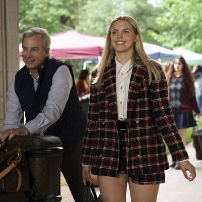 Rob Huebel y Reneé Rapp en el 1x01 de 'The Sex Lives of College Girls'