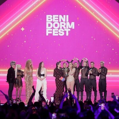 Melody, sus bailarines, Nebulossa y las presentadoras del Benidorm fest 2025