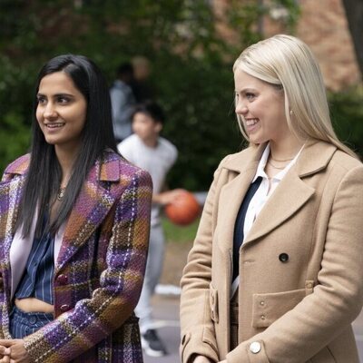 Amrit Kaur y Reneé Rapp en 'Se acerca el invierno' de 'La vida sexual de las universitarias'