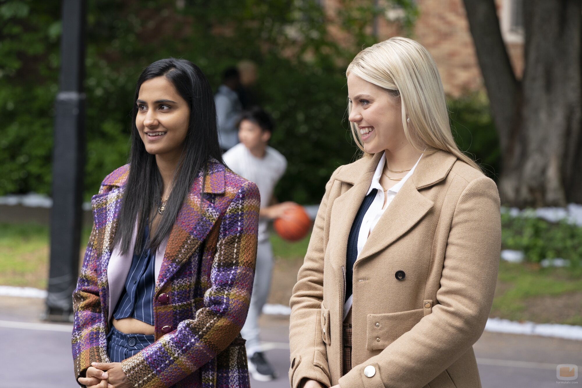 Amrit Kaur y Reneé Rapp en 'Se acerca el invierno' de 'La vida sexual de las universitarias'