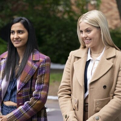 Amrit Kaur y Reneé Rapp en el 2x01 de 'La vida sexual de las universitarias'