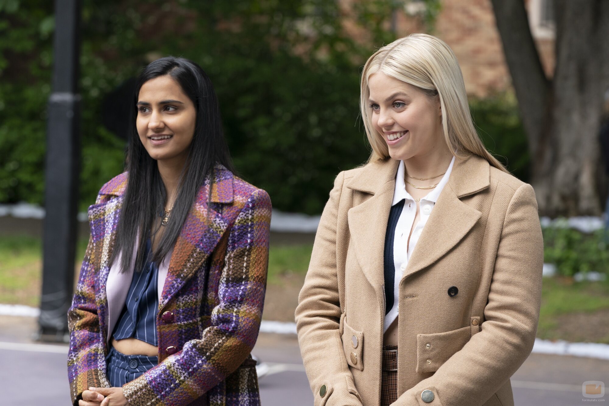 Amrit Kaur y Reneé Rapp en el 2x01 de 'La vida sexual de las universitarias'
