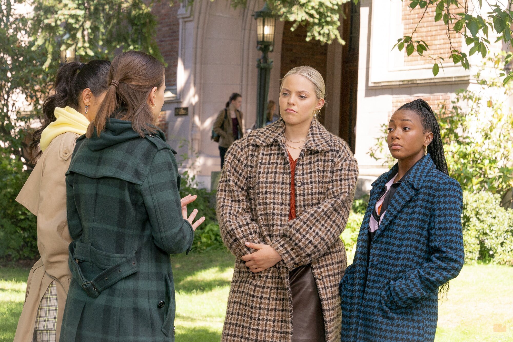 Alyah Chanelle Scott y Reneé Rapp en 2x01 titulado 'Se acerca el invierno' de 'La vida sexual de las universitarias'