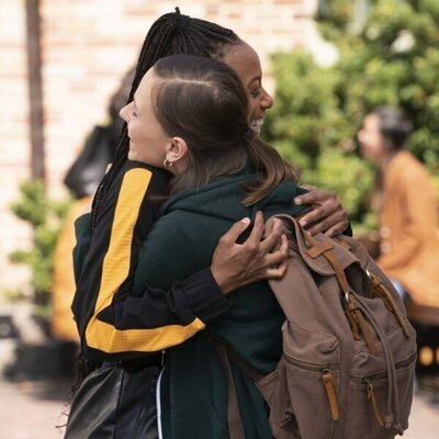 Pauline Chalamet y Alyah Chanelle Scott en el 2x01 de 'The Sex Lives of College Girls'