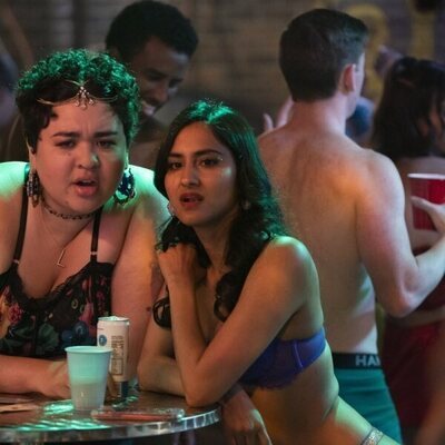 Amrit Kaur y Ilia Isorelýs Paulino en 'Se acerca el invierno' de 'The Sex Lives of College Girls'