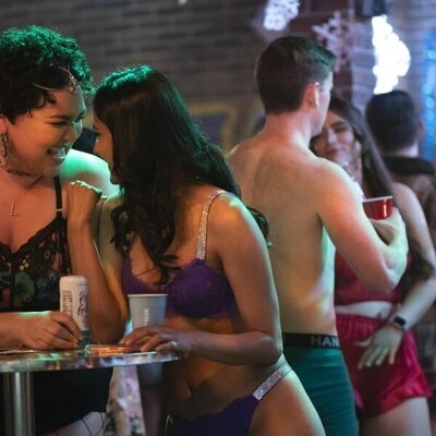 Amrit Kaur y Ilia Isorelýs Paulino en 2x01 titulado 'Se acerca el invierno' de 'La vida sexual de las universitarias'