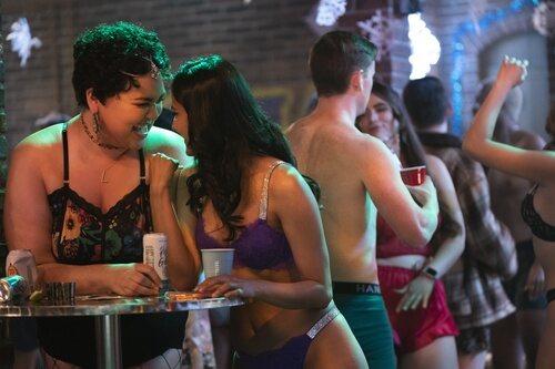 Amrit Kaur y Ilia Isorelýs Paulino en 2x01 titulado 'Se acerca el invierno' de 'La vida sexual de las universitarias'