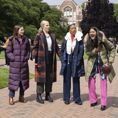 Escena de 'Se acerca el invierno' de 'The Sex Lives of College Girls'