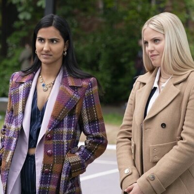 Amrit Kaur y Reneé Rapp en 2x01 titulado 'Se acerca el invierno' de 'La vida sexual de las universitarias'