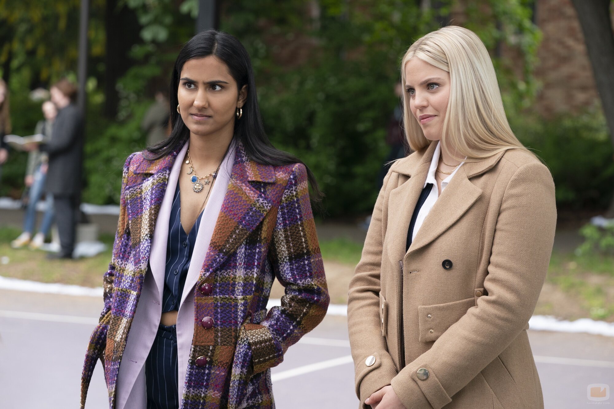 Amrit Kaur y Reneé Rapp en 2x01 titulado 'Se acerca el invierno' de 'La vida sexual de las universitarias'