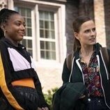 Pauline Chalamet y Alyah Chanelle Scott en 'Se acerca el invierno' de 'La vida sexual de las universitarias'