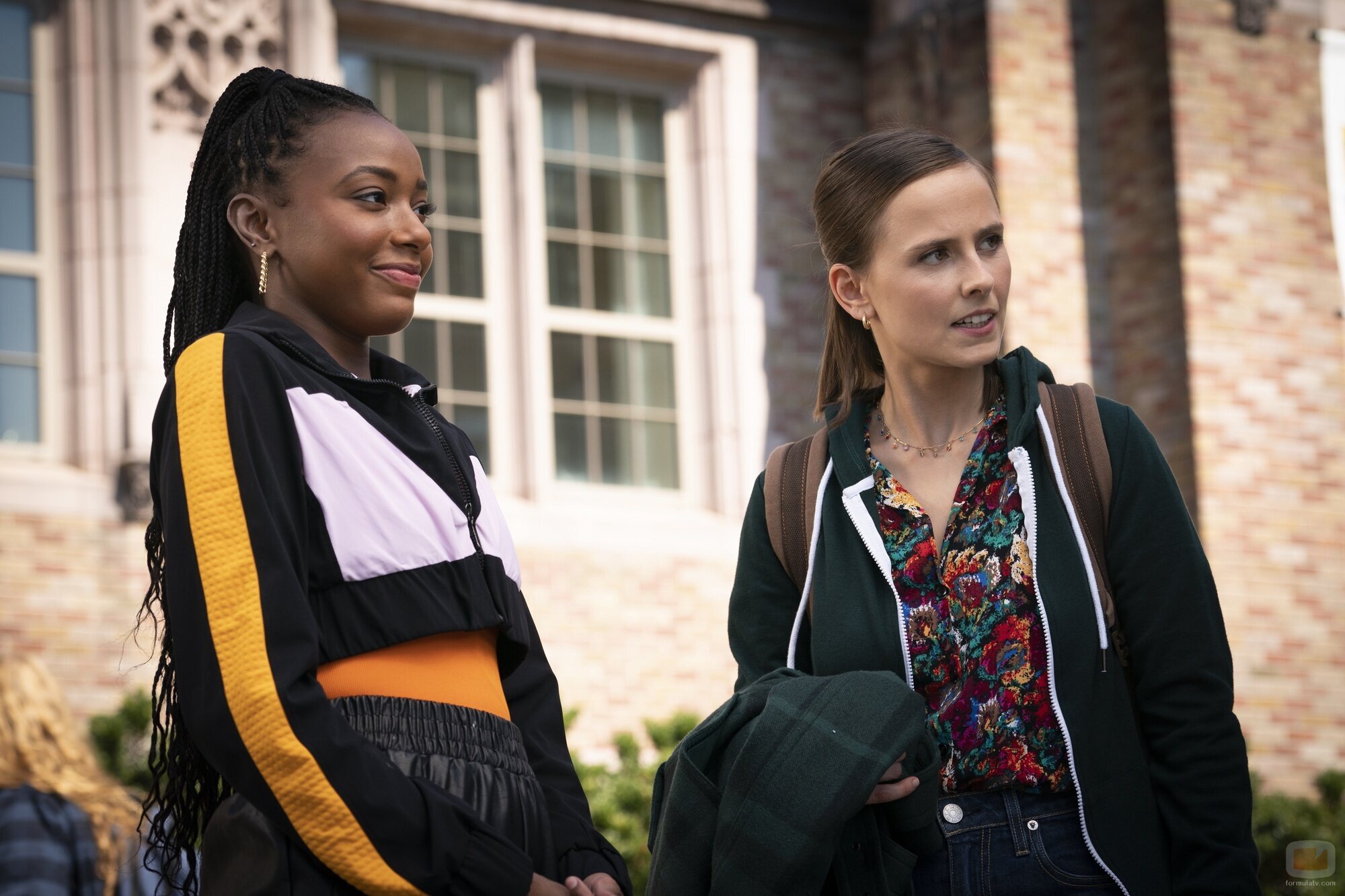 Pauline Chalamet y Alyah Chanelle Scott en 'Se acerca el invierno' de 'La vida sexual de las universitarias'