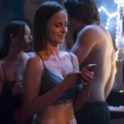 Escena de Pauline Chalamet en 2x01 titulado 'Se acerca el invierno' de 'La vida sexual de las universitarias'