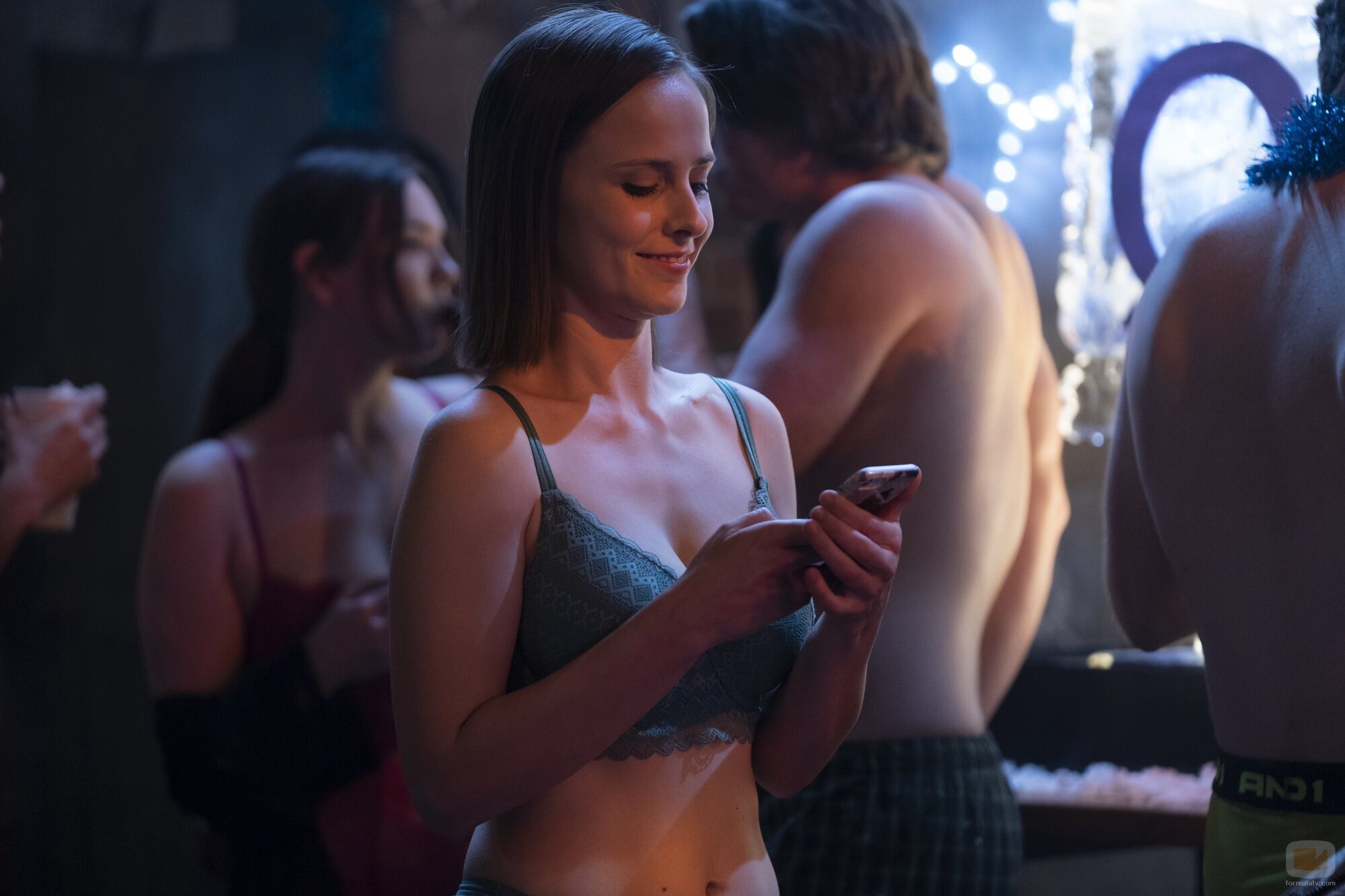 Escena de Pauline Chalamet en 2x01 titulado 'Se acerca el invierno' de 'La vida sexual de las universitarias'