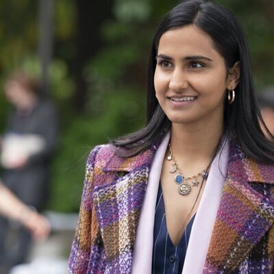 Escena de Amrit Kaur en el 2x01 de 'La vida sexual de las universitarias'