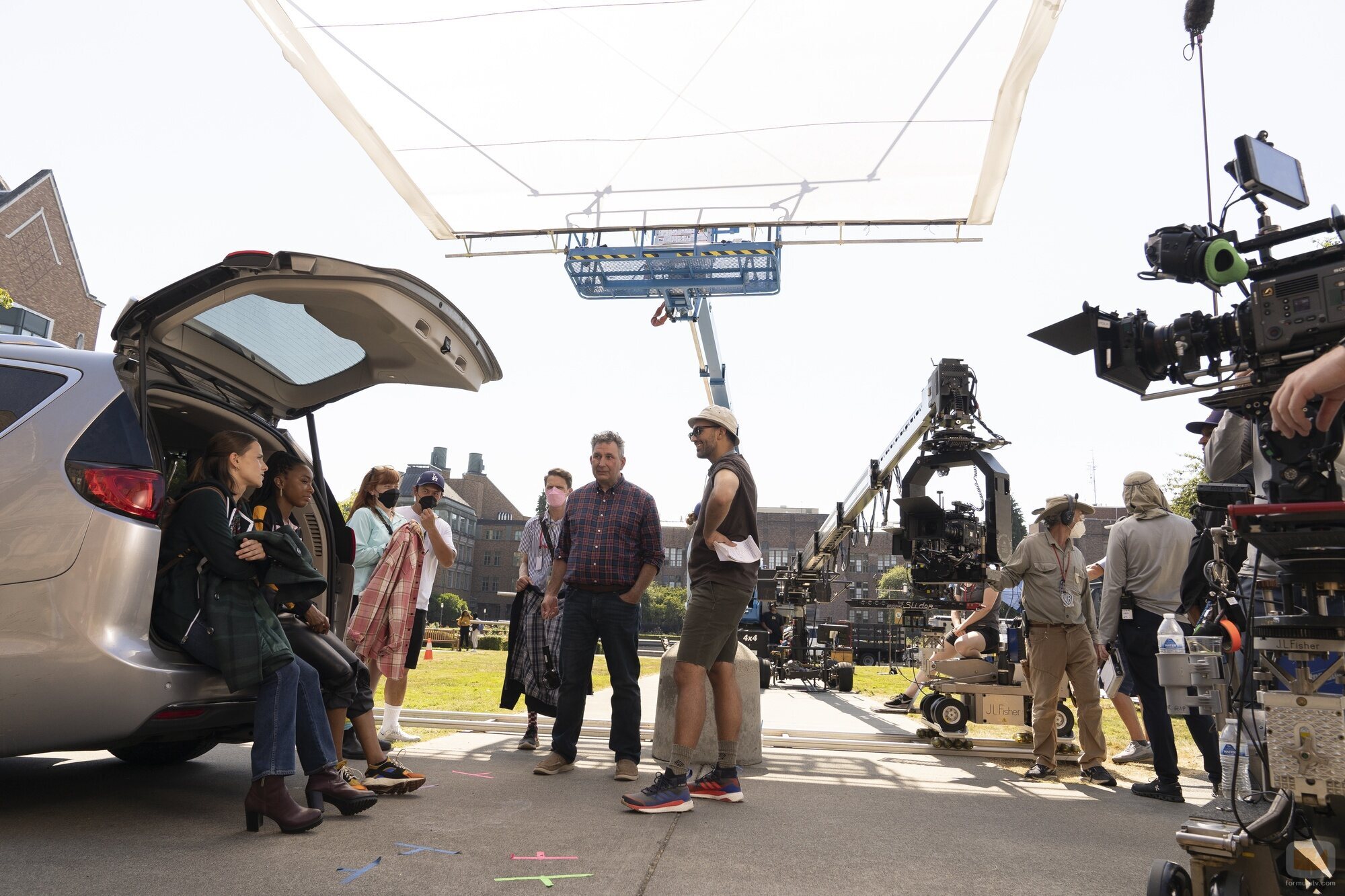 Pauline Chalamet y Alyah Chanelle Scott en 'Se acerca el invierno' de 'The Sex Lives of College Girls'