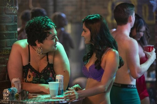 Amrit Kaur y Ilia Isorelýs Paulino en la temporada 2 y el capítulo 01 de 'La vida sexual de las universitarias'