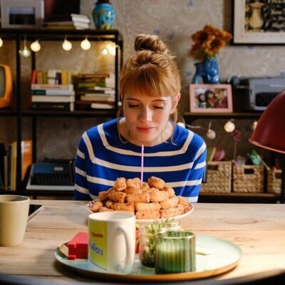Valeria con una tarta de coquetas en 'Valeria 4'