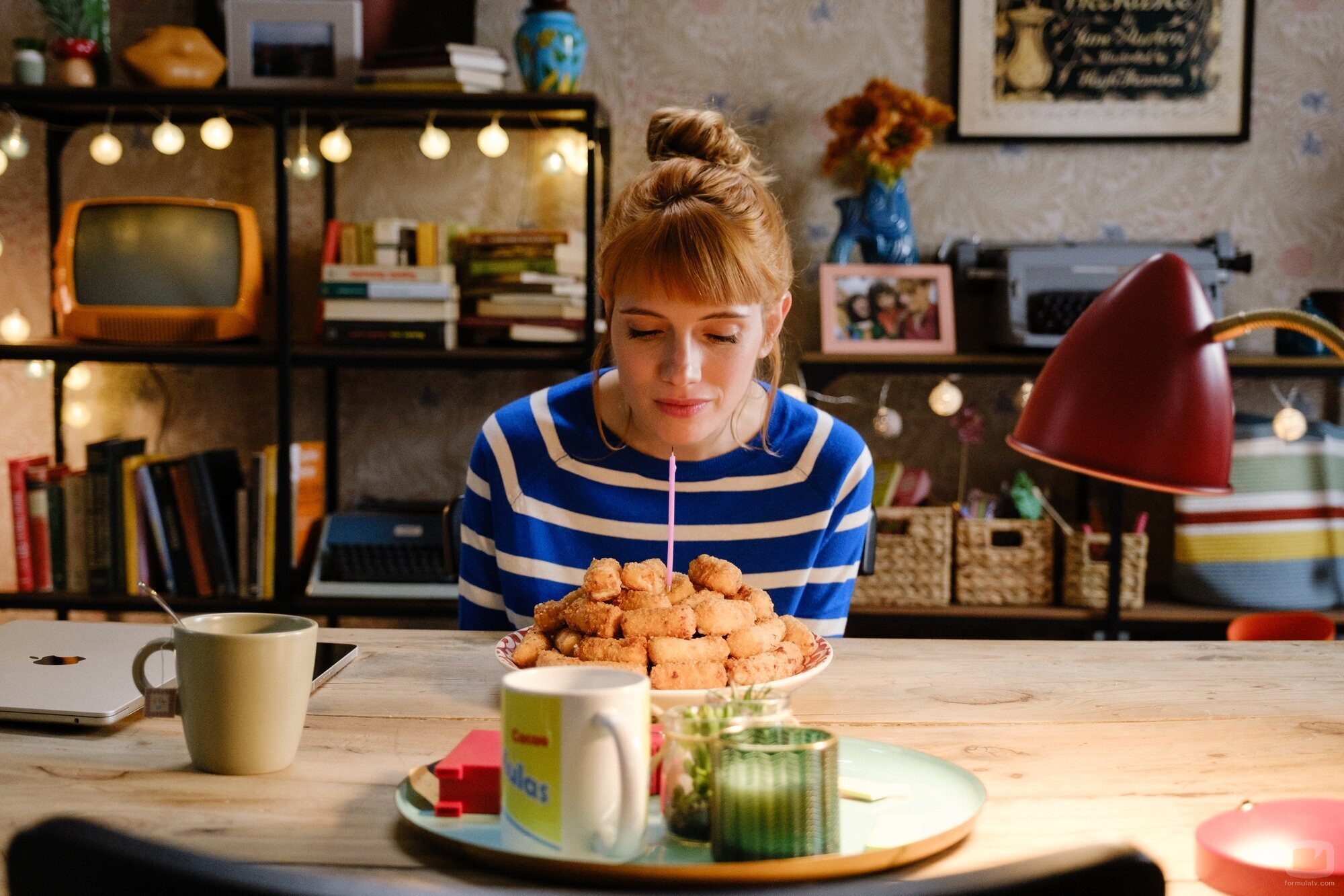 Valeria con una tarta de coquetas en 'Valeria 4'