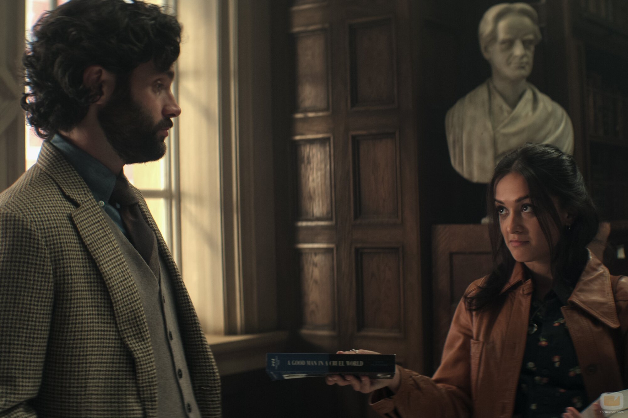 Escena de Penn Badgley en el 4x01 de 'You'