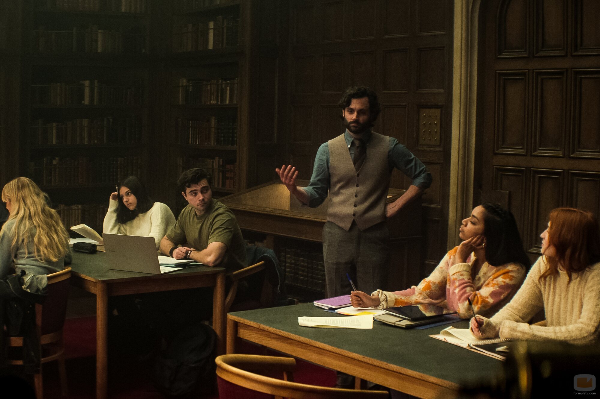 Foto de Penn Badgley en el 4x01 de 'You'
