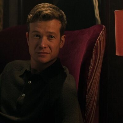 Ed Speleers en 4x01 titulado 'Joe se toma unas vacaciones' de 'You'