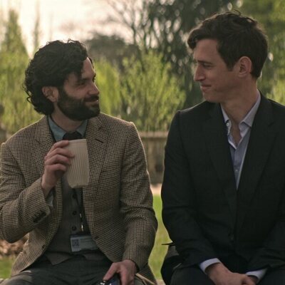 Penn Badgley y Stephen Hagan en el 4x01 de 'You'