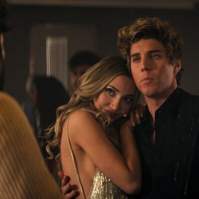 Lukas Gage y Tilly Keeper en 4x01 'Joe se toma unas vacaciones' de 'You'
