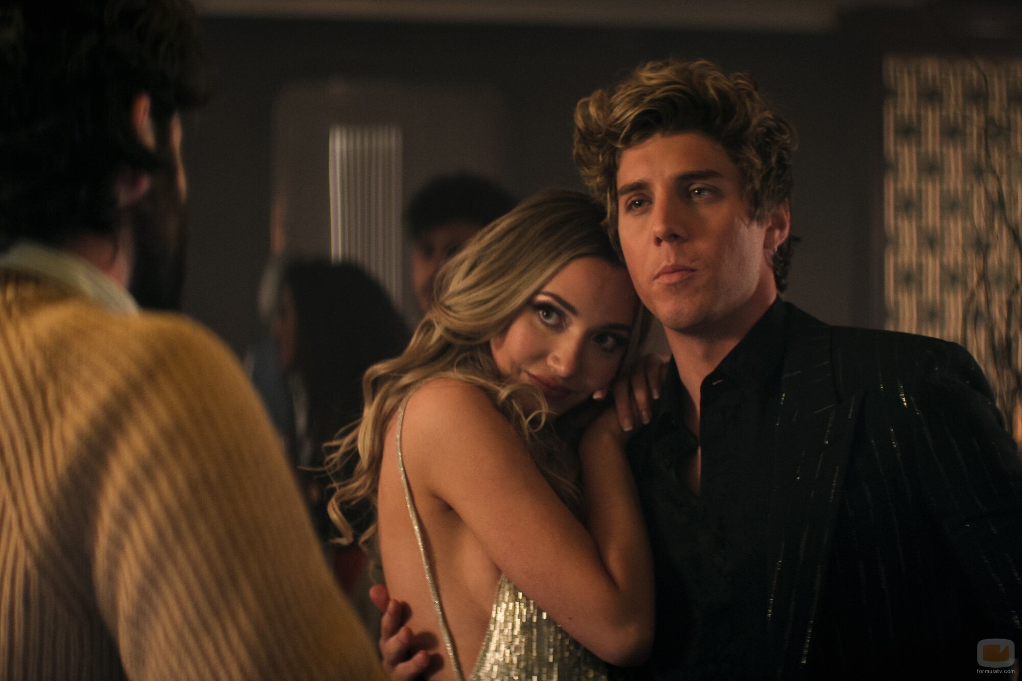 Lukas Gage y Tilly Keeper en 4x01 'Joe se toma unas vacaciones' de 'You'