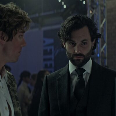 Penn Badgley y Lukas Gage en 4x02 'Retrato del artista' de 'You'