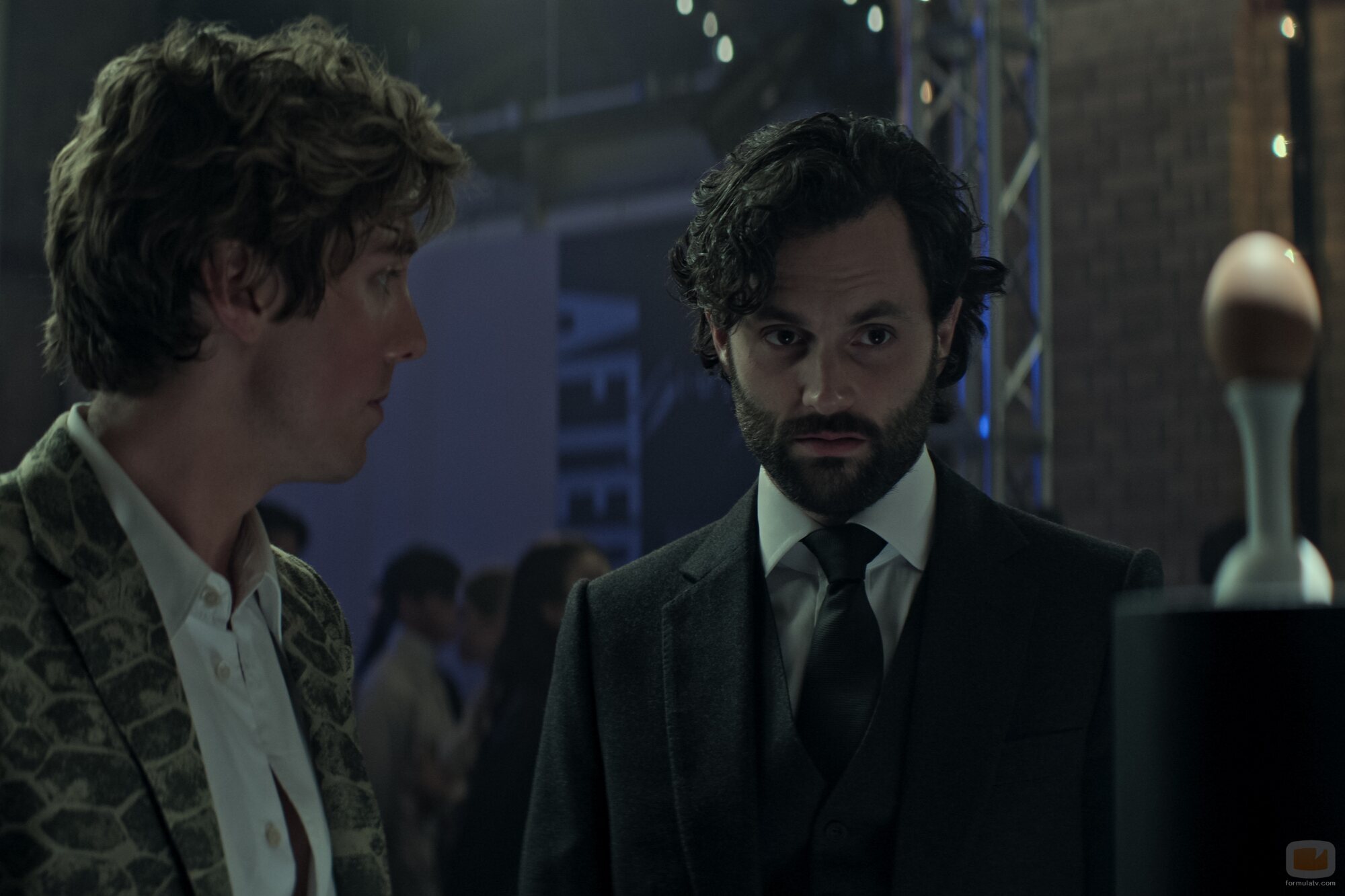 Penn Badgley y Lukas Gage en 4x02 'Retrato del artista' de 'You'