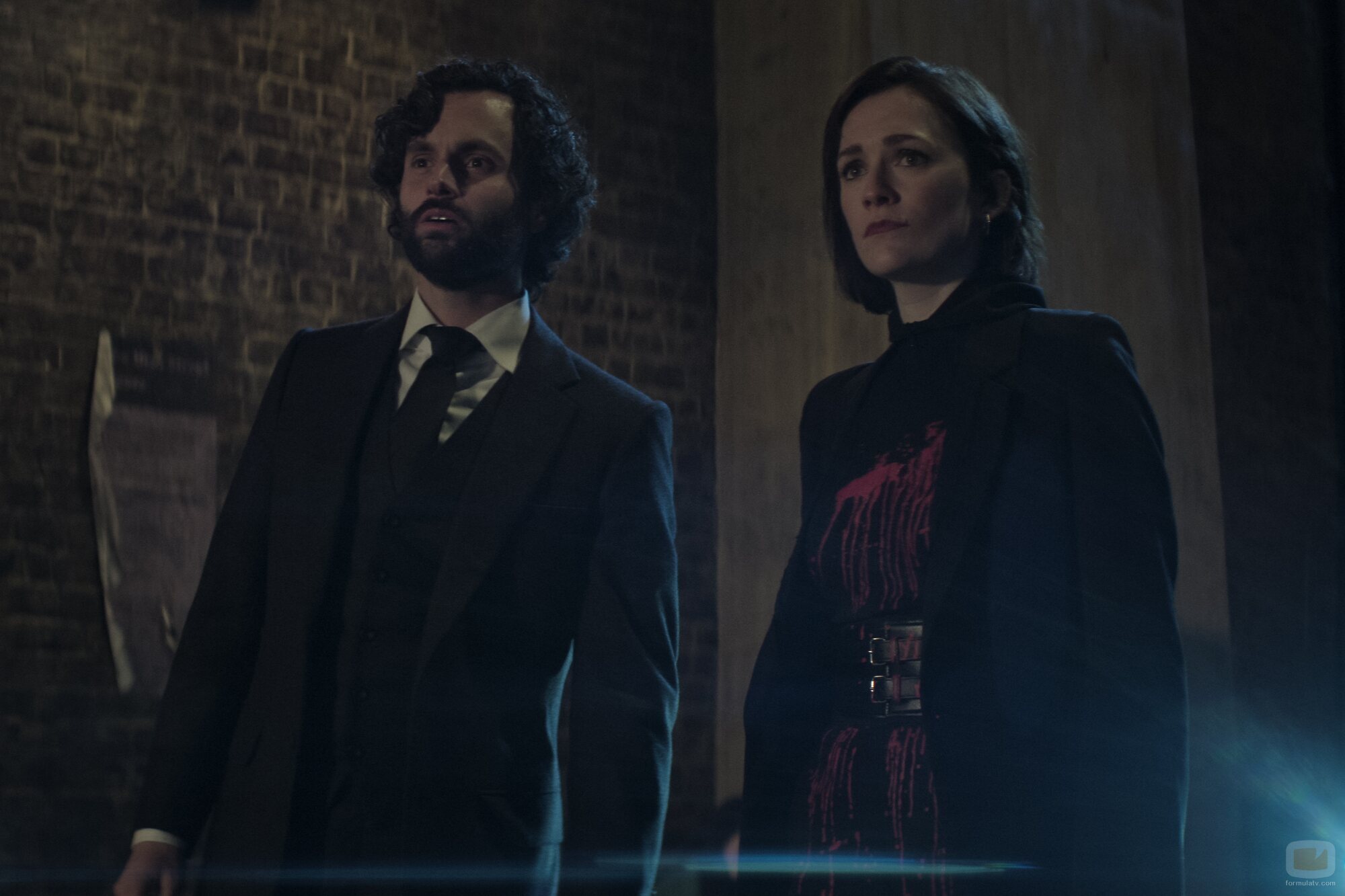 Penn Badgley y Charlotte Ritchie en 4x02 'Retrato del artista' de 'You'