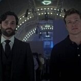 Penn Badgley y Ed Speleers en la temporada 4 y el capítulo 02 de 'You'