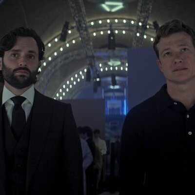 Penn Badgley y Ed Speleers en la temporada 4 y el capítulo 02 de 'You'