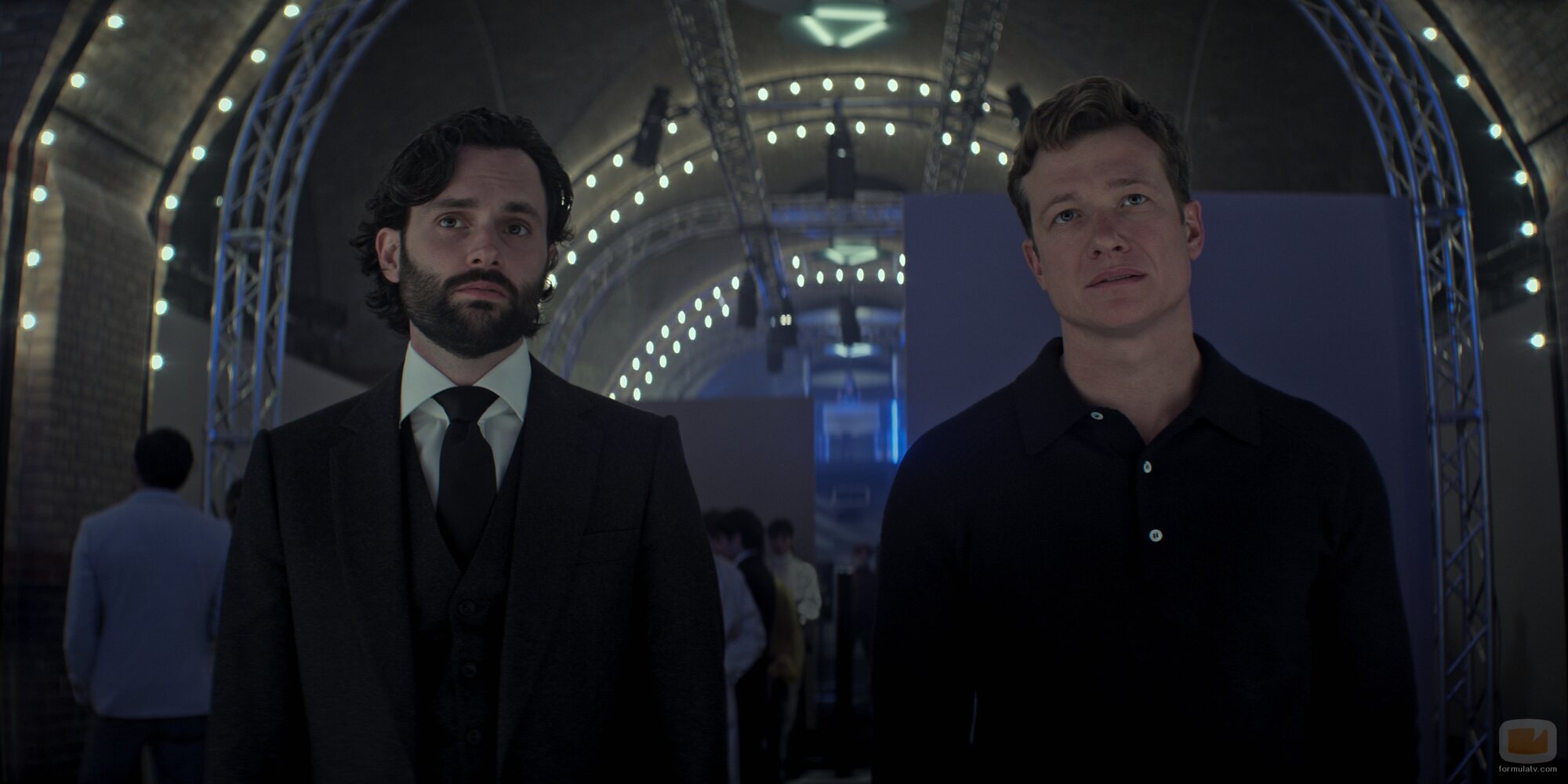 Penn Badgley y Ed Speleers en la temporada 4 y el capítulo 02 de 'You'
