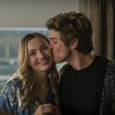 Lukas Gage y Tilly Keeper en 'Retrato del artista' de 'You'