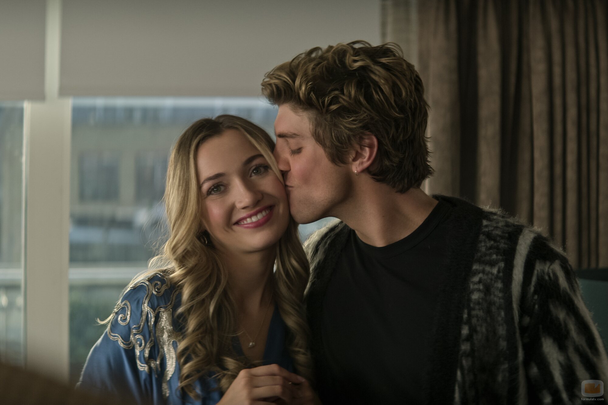 Lukas Gage y Tilly Keeper en 'Retrato del artista' de 'You'